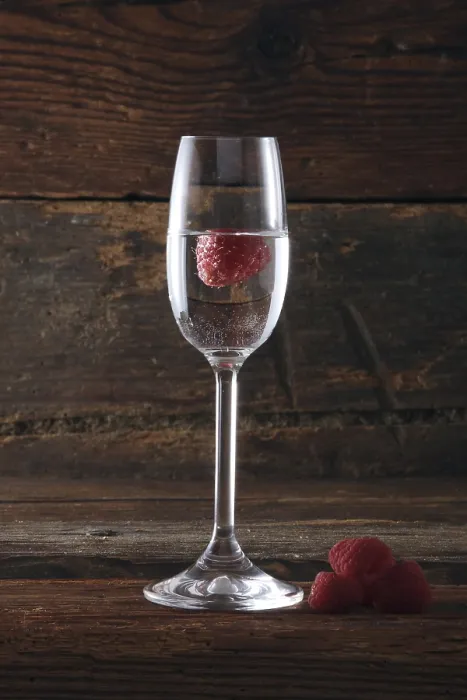 Gerahmter Druck : Ein Glas Himbeergeist, ein Himbeerschnaps. Gerahmter Druck : Ein Glas Himbeergeist, ein Himbeerschnaps.