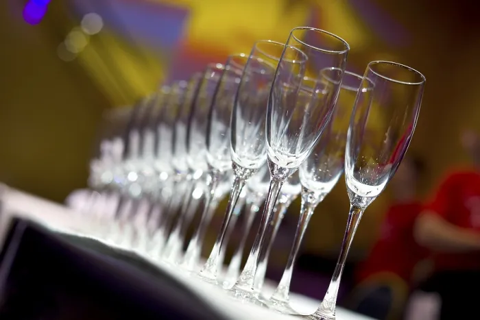 Gerahmter Druck : Glas in Reihe für Restaurant Gerahmter Druck : Glas in Reihe für Restaurant