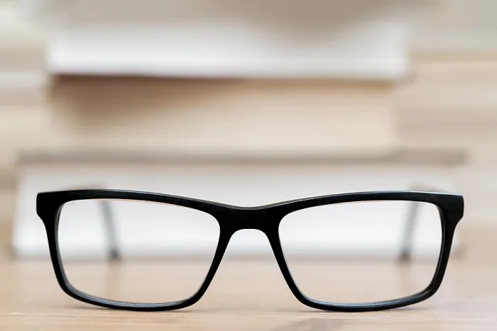 Gerahmter Druck : Brille im Hintergrund von Büchern. Gerahmter Druck : Brille im Hintergrund von Büchern.