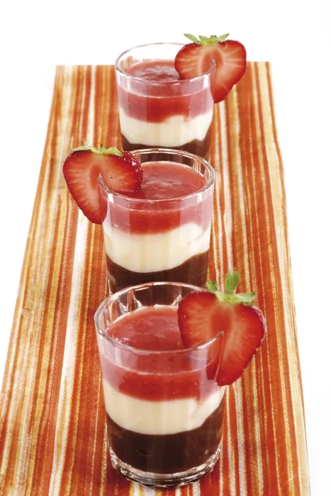 Gerahmter Druck : Gläser gefüllt mit Vanillepudding. Gerahmter Druck : Gläser gefüllt mit Vanillepudding.