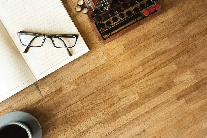 Gerahmter Druck : Brille auf dem Notebook auf dem Tisch. Gerahmter Druck : Brille auf dem Notebook auf dem Tisch.
