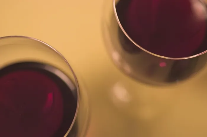 Gerahmter Druck : Zwei Gläser Rotwein Gerahmter Druck : Zwei Gläser Rotwein