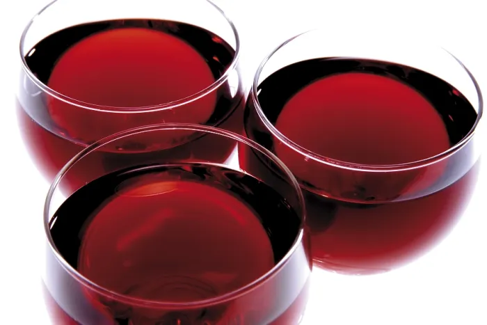 Gerahmter Druck : Drei Gläser Rotwein. Gerahmter Druck : Drei Gläser Rotwein.