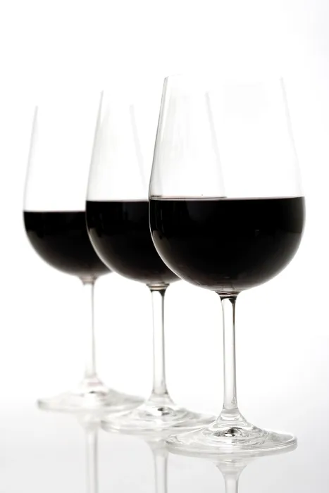 Gerahmter Druck : Drei Gläser Rotwein. Gerahmter Druck : Drei Gläser Rotwein.