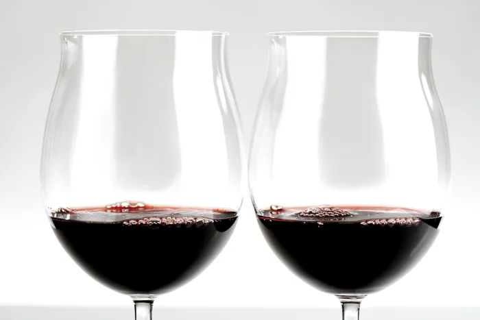 Gerahmter Druck : Zwei Gläser Rotwein. Gerahmter Druck : Zwei Gläser Rotwein.