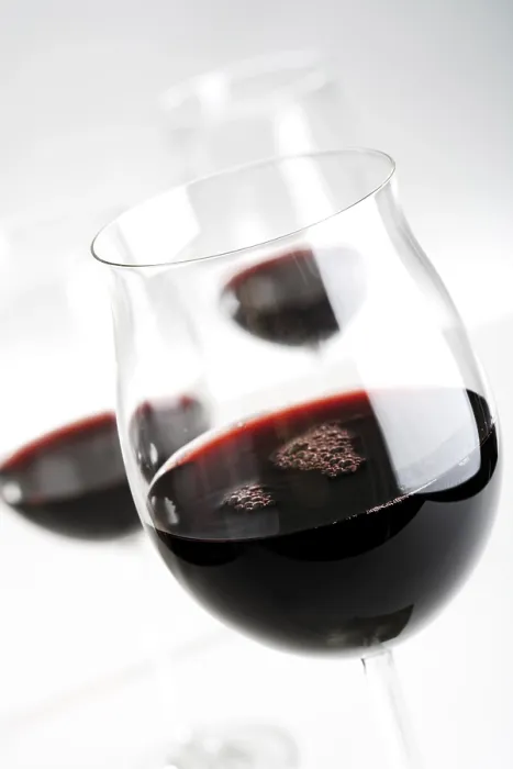 Gerahmter Druck : Drei Gläser Rotwein. Gerahmter Druck : Drei Gläser Rotwein.