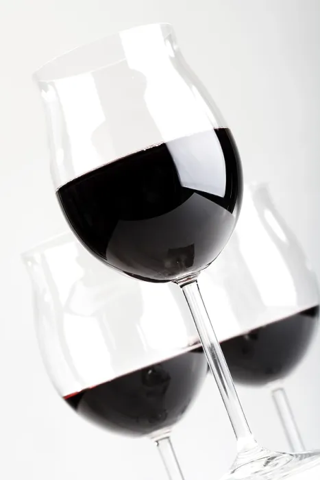 Gerahmter Druck : Drei Gläser Rotwein. Gerahmter Druck : Drei Gläser Rotwein.