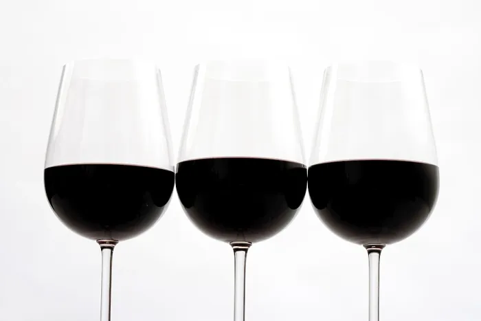 Gerahmter Druck : Drei Gläser Rotwein. Gerahmter Druck : Drei Gläser Rotwein.