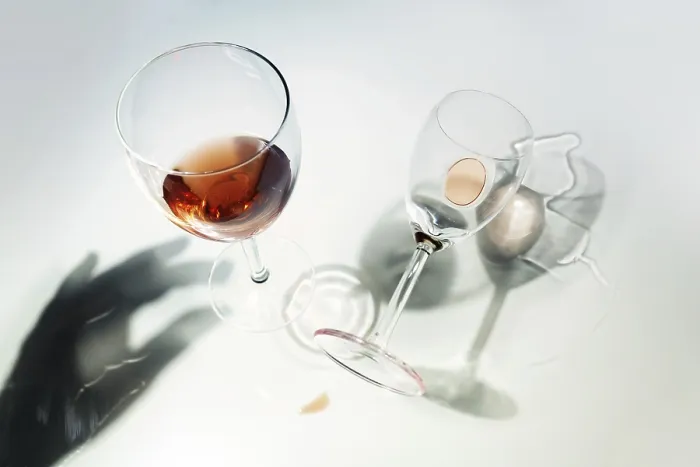 Gerahmter Druck : Weingläser mit Rotwein. Gerahmter Druck : Weingläser mit Rotwein.