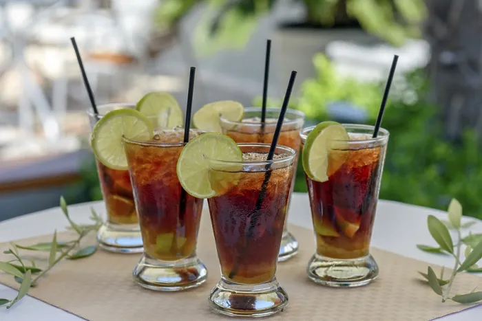 Gerahmter Druck : Gläser mit Rum-Cocktail