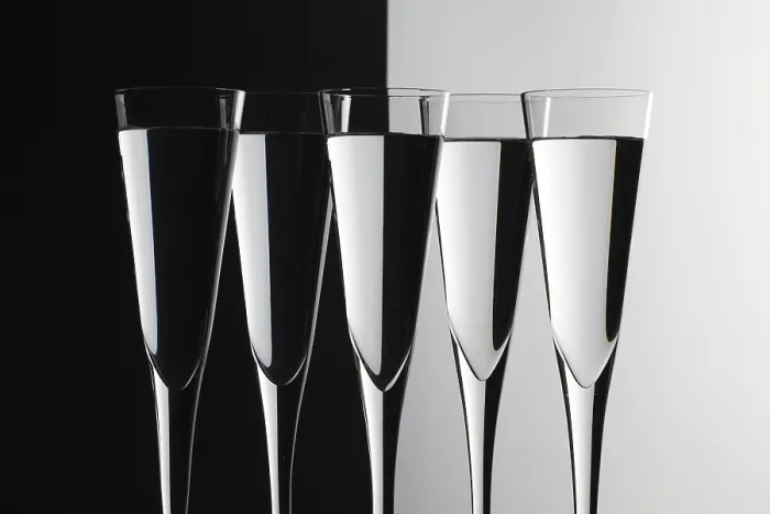 Gerahmter Druck : Glaswasser auf einem Glas-Tisch Gerahmter Druck : Glaswasser auf einem Glas-Tisch