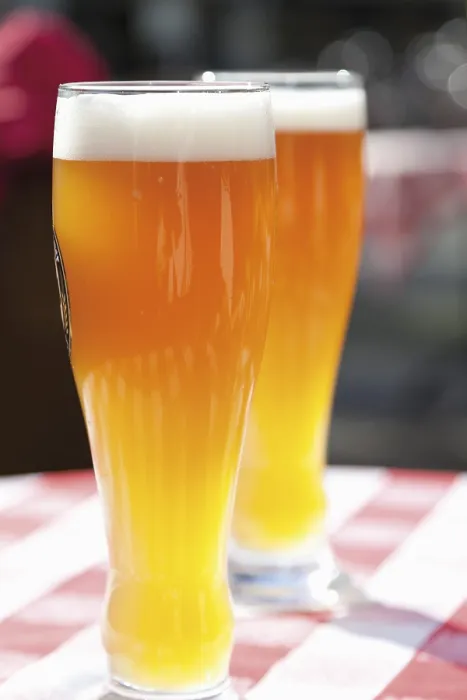 Gerahmter Druck : Zwei Gläser Weizenbier. Gerahmter Druck : Zwei Gläser Weizenbier.