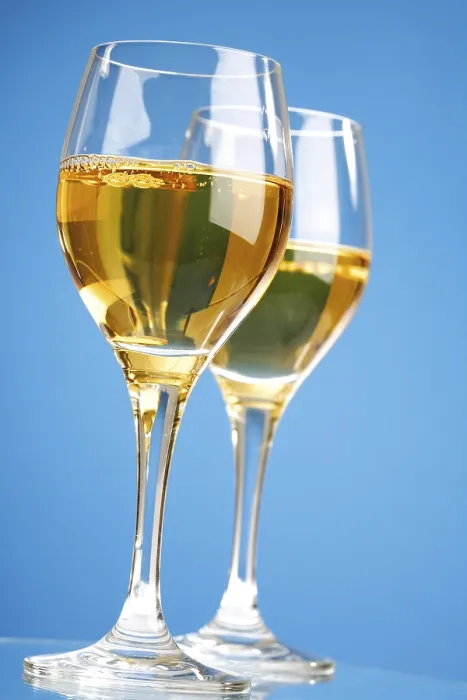 Gerahmter Druck : Zwei Gläser Weißwein. Gerahmter Druck : Zwei Gläser Weißwein.