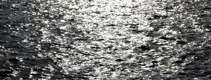 Gerahmter Druck : Glanzender Wassergrund mit kleinen Wellen Gerahmter Druck : Glanzender Wassergrund mit kleinen Wellen