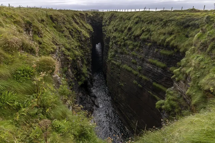 Gerahmter Druck : Der Gloup, ein eingestürzter Höhle mit kleinem Wasserfall. Gerahmter Druck : Der Gloup, ein eingestürzter Höhle mit kleinem Wasserfall.