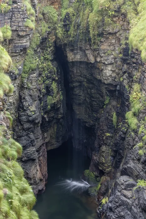 Gerahmter Druck : Der Gloup, ein eingestürzter Höhle mit kleinem Wasserfall. Gerahmter Druck : Der Gloup, ein eingestürzter Höhle mit kleinem Wasserfall.