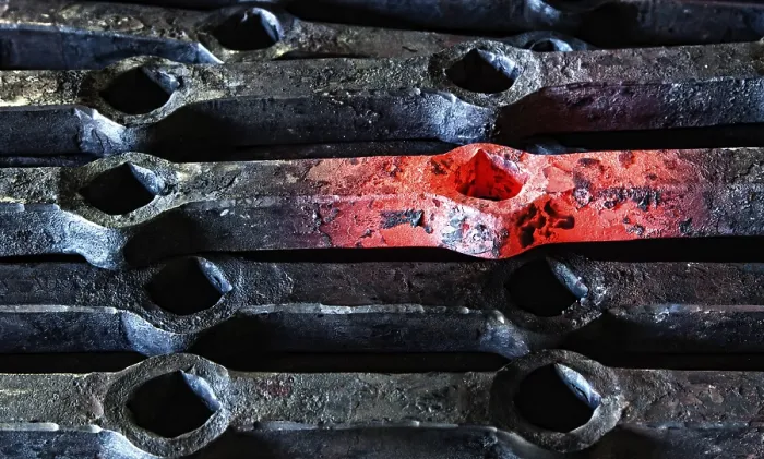 Gerahmter Druck : Glühendes Werkstück in einer Schmiede, Berlin, Deutschland. Gerahmter Druck : Glühendes Werkstück in einer Schmiede, Berlin, Deutschland.