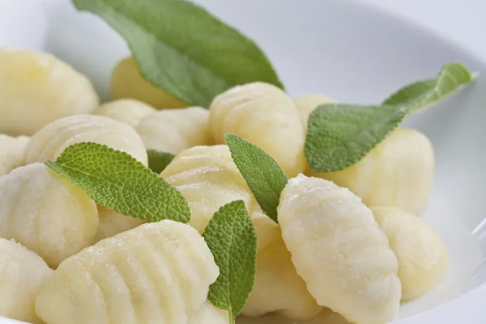 Gerahmter Druck : Gnocchi, Basilikum Gerahmter Druck : Gnocchi, Basilikum