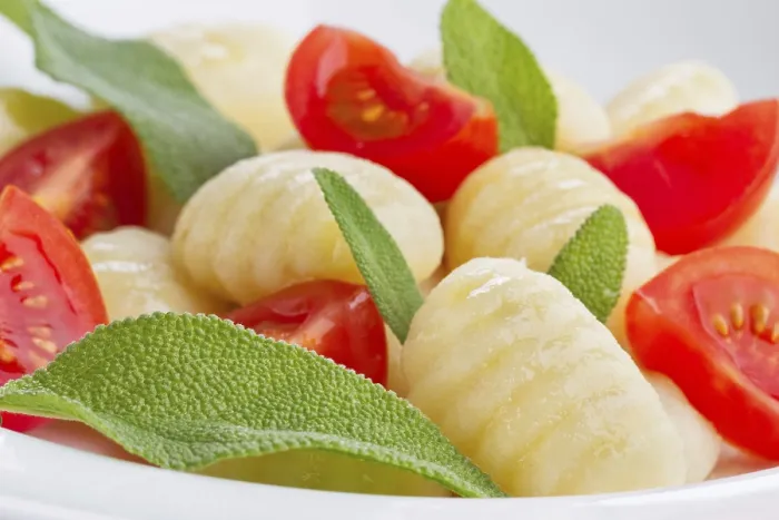 Gerahmter Druck : Gnocchi, Tomaten, Basilikum Gerahmter Druck : Gnocchi, Tomaten, Basilikum