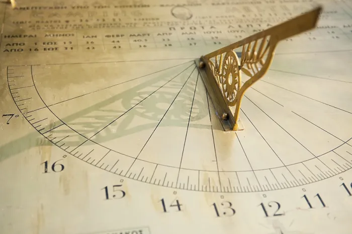 Gerahmter Druck : Gnomon als Uhr mit Sonnen Schatten. Gerahmter Druck : Gnomon als Uhr mit Sonnen Schatten.