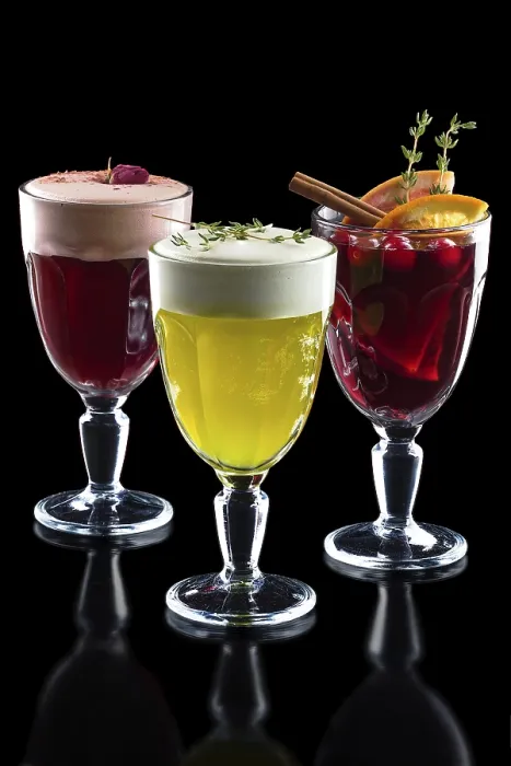 Gerahmter Druck : Drei Becher heißer Glühwein. Gerahmter Druck : Drei Becher heißer Glühwein.