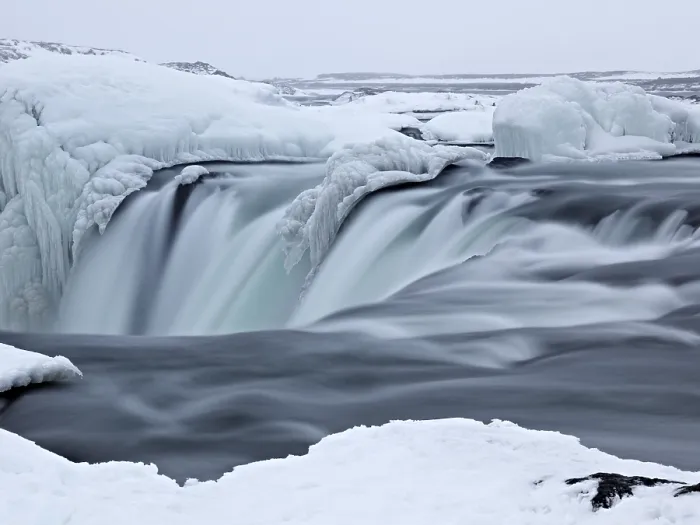 Gerahmter Druck : Der Wasserfall Godafoss mit Eisschichten. Gerahmter Druck : Der Wasserfall Godafoss mit Eisschichten.