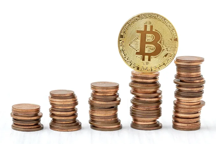 Gerahmter Druck : Goldener Bitcoin auf einem Münzenstapel. Gerahmter Druck : Goldener Bitcoin auf einem Münzenstapel.