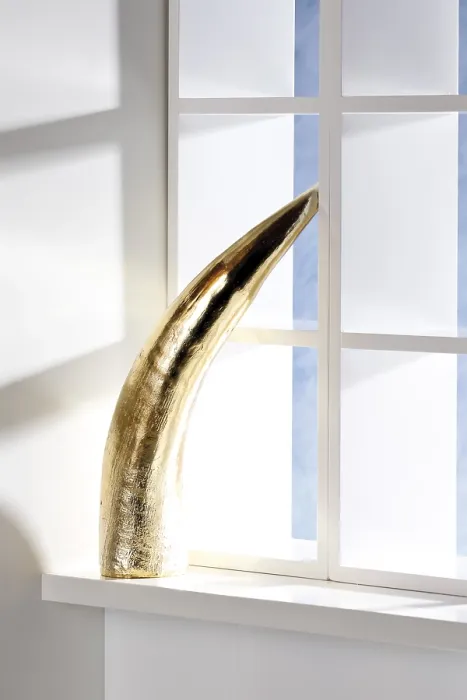 Gerahmter Druck : Goldene Schale auf einem Fensterbrett. Gerahmter Druck : Goldene Schale auf einem Fensterbrett.