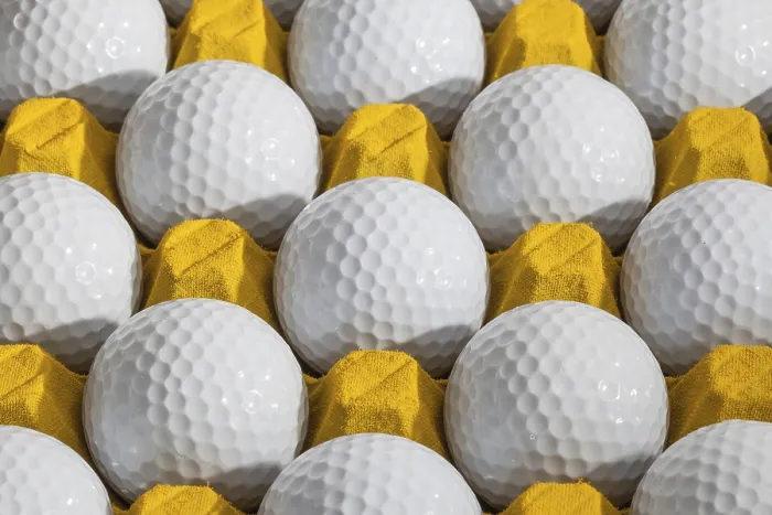 Gerahmter Druck : Golfbälle in einer Box für Eier. Gerahmter Druck : Golfbälle in einer Box für Eier.