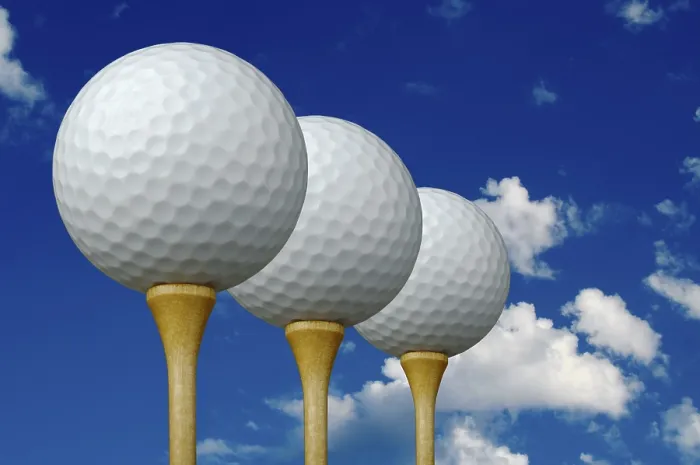 Gerahmter Druck : Drei Golfbälle und Teebecher links mit Wolken. Gerahmter Druck : Drei Golfbälle und Teebecher links mit Wolken.