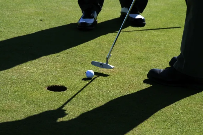 Gerahmter Druck : Zwei Golfer legen auf einem Golfplatz ab. Gerahmter Druck : Zwei Golfer legen auf einem Golfplatz ab.