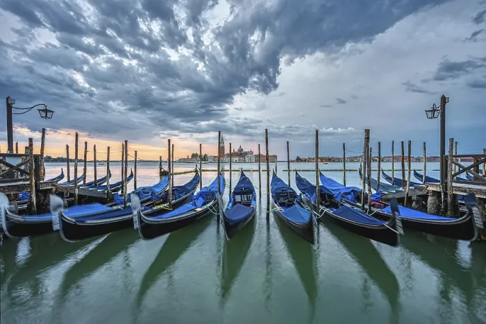 Gerahmter Druck : Gondeln in St. Marktplatz in Venedig Gerahmter Druck : Gondeln in St. Marktplatz in Venedig
