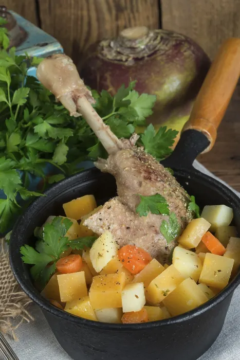Gerahmter Druck : Gänse - Suppe mit Rotwein und Thymian. Gerahmter Druck : Gänse - Suppe mit Rotwein und Thymian.