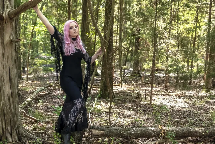 Gerahmter Druck : Eine wunderschöne gotische Modelin agiert in einer Waldumgebung. Gerahmter Druck : Eine wunderschöne gotische Modelin agiert in einer Waldumgebung.