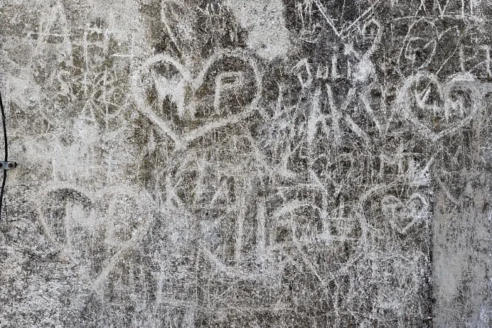 Gerahmter Druck : Graffiti, geschnitzte Buchstaben und Initialen. Gerahmter Druck : Graffiti, geschnitzte Buchstaben und Initialen.