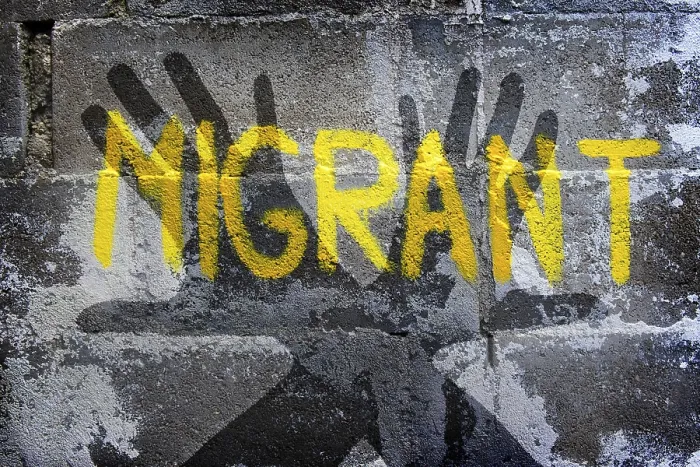 Gerahmter Druck : Graffiti zu Migration, defensive Haltung. Gerahmter Druck : Graffiti zu Migration, defensive Haltung.