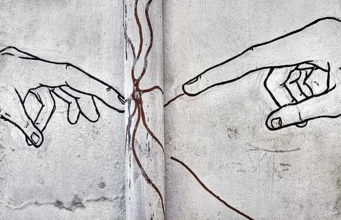 Gerahmter Druck : Graffiti auf einer alten Hauswand. Gerahmter Druck : Graffiti auf einer alten Hauswand.