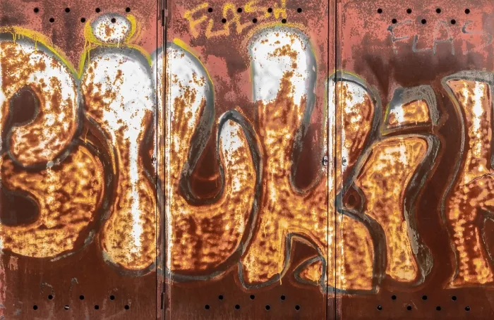 Gerahmter Druck : Graffiti auf rostigem Metalloberfläche Gerahmter Druck : Graffiti auf rostigem Metalloberfläche