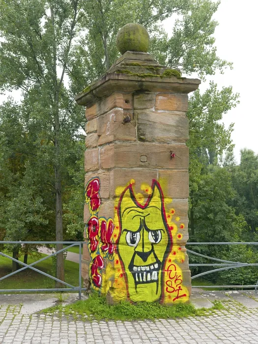 Gerahmter Druck : Graffiti auf einem Steinpfeiler, Weimar. Gerahmter Druck : Graffiti auf einem Steinpfeiler, Weimar.