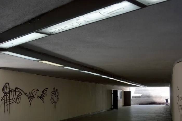 Gerahmter Druck : Graffitis auf der Wand eines Fußgängeruntergangs. Gerahmter Druck : Graffitis auf der Wand eines Fußgängeruntergangs.
