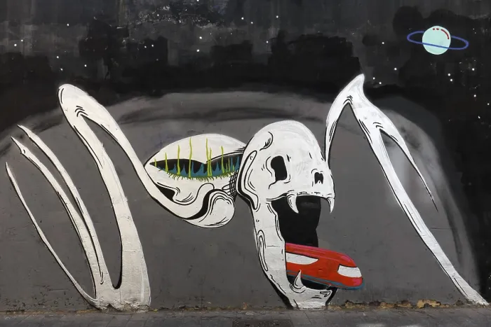 Gerahmter Druck : Graffito eines gruseligen Riesenspinners. Gerahmter Druck : Graffito eines gruseligen Riesenspinners.