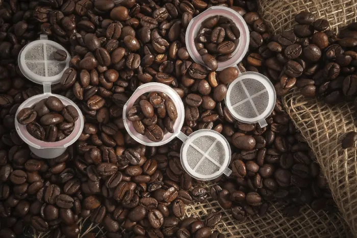 Gerahmter Druck : Kaffee in Sacktuch mit Kaffeekapsel Gerahmter Druck : Kaffee in Sacktuch mit Kaffeekapsel