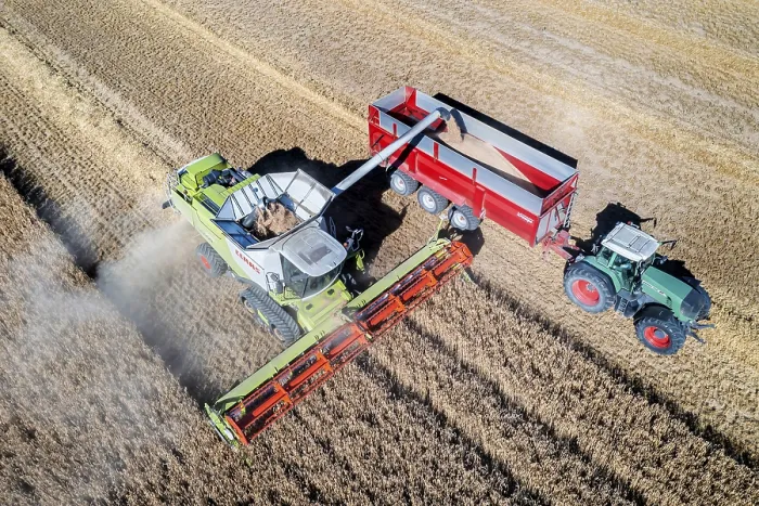 Gerahmter Druck : Der Getreideernte ist fast abgeschlossen. Spelt wird in der Schwäbischen Alb bei Amstetten gedroschen. Claas-Kombinienschlepper Lexion 770. Gerahmter Druck : Der Getreideernte ist fast abgeschlossen. Spelt wird in der Schwäbischen Alb bei Amstetten gedroschen. Claas-Kombinienschlepper Lexion 770.