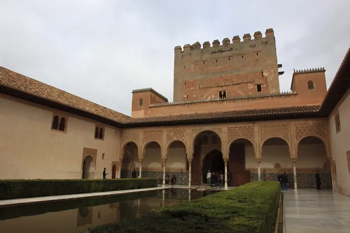 Gerahmter Druck : Granada, Alhambra, Teil des Palastkomplexes. Gerahmter Druck : Granada, Alhambra, Teil des Palastkomplexes.
