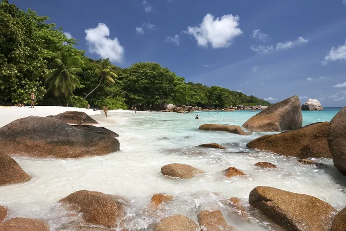 Gerahmter Druck : Granitfelsen und Strand bei Anse Lazio Gerahmter Druck : Granitfelsen und Strand bei Anse Lazio