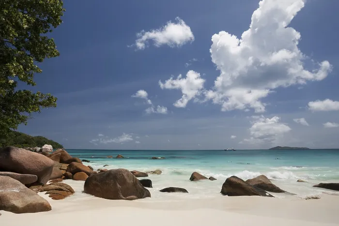 Gerahmter Druck : Granitklippen und Strand an Anse Lazio Gerahmter Druck : Granitklippen und Strand an Anse Lazio