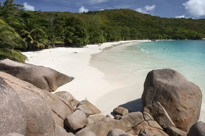Gerahmter Druck : Granitklippen und Strand bei Anse Lazio Gerahmter Druck : Granitklippen und Strand bei Anse Lazio