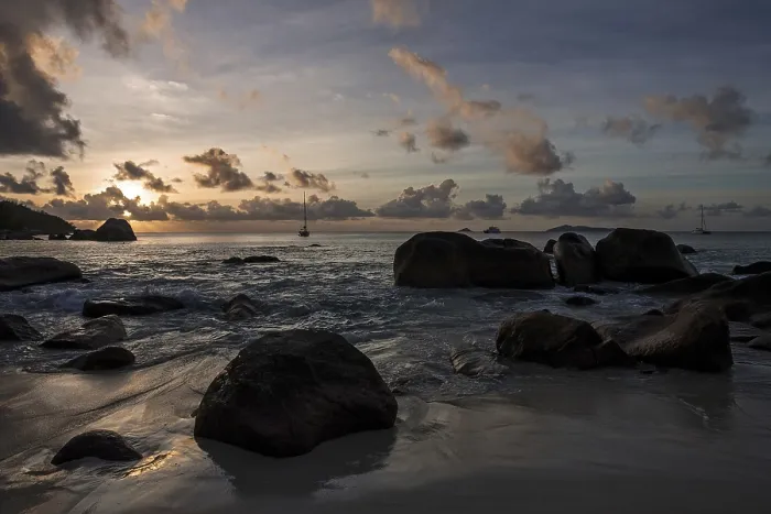 Gerahmter Druck : Granitklippen und Strand bei Anse Lazio Gerahmter Druck : Granitklippen und Strand bei Anse Lazio