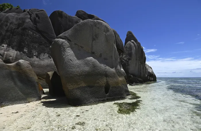 Gerahmter Druck : Granitfelsen am Strand von Anse Source dArgent Gerahmter Druck : Granitfelsen am Strand von Anse Source dArgent