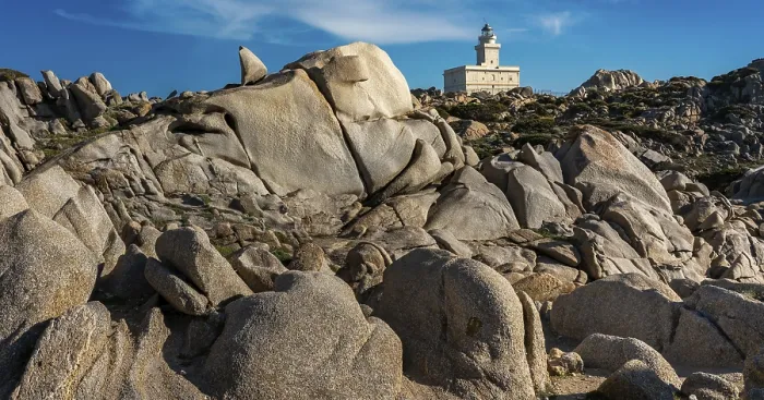Gerahmter Druck : Granitfelsen mit Leuchtturm von Capo Testa. Gerahmter Druck : Granitfelsen mit Leuchtturm von Capo Testa.